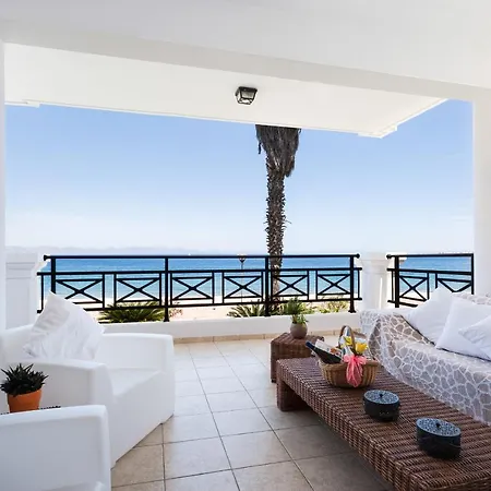 Searene Deluxe Seafront Maisonette イキソス
